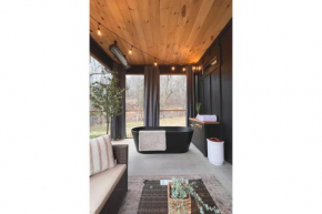 Moody and Romantic Cottage with outdoor bathtub